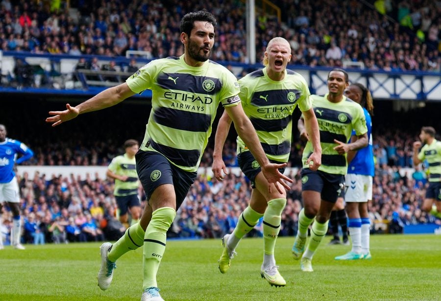 Manchester City gana y queda a tiro de revalidar título de Premier League