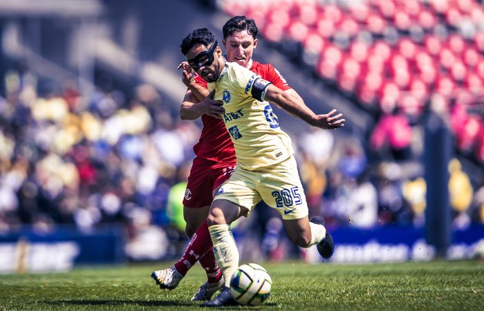 Juadores sub-20 de América y Toluca disputando un balón