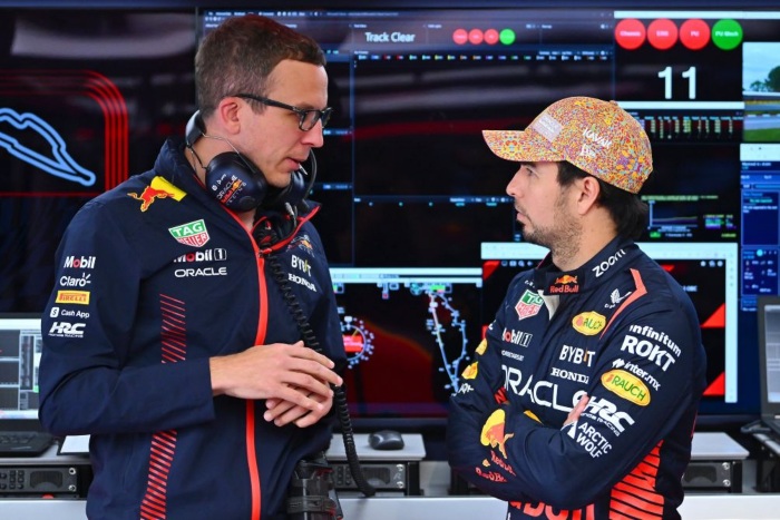 Checo Pérez hablando con su ingeniero en el GP de Canadá