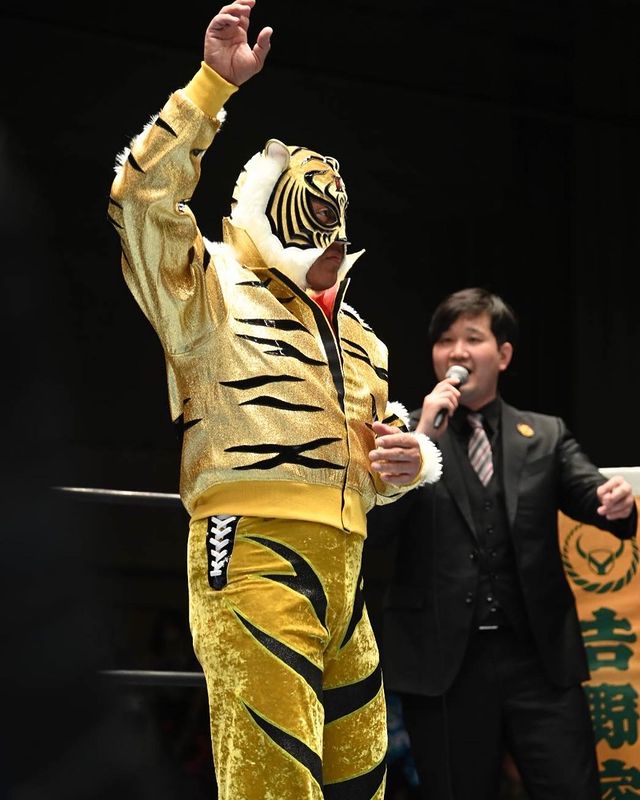 Tiger Mask IV subiendo al ring 