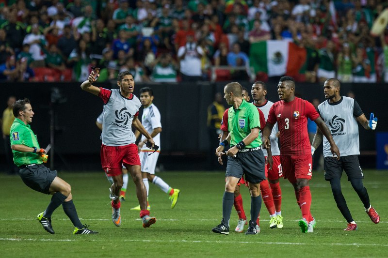 Panamá reclamando al árbitro en la Copa Oro 2015