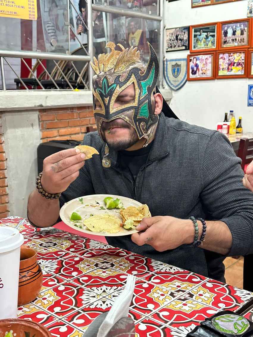 El luchador de la CMLL en restaurante 