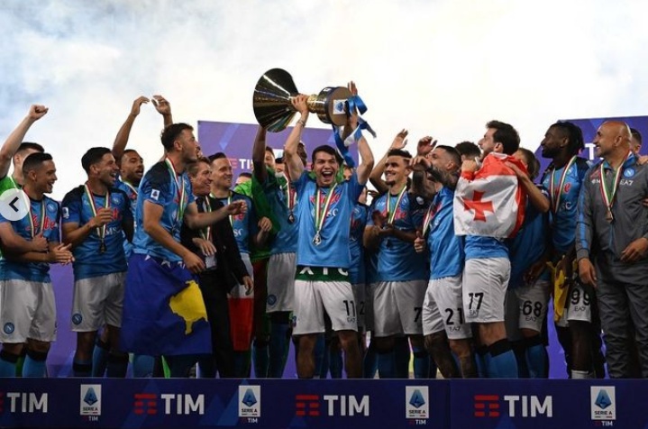 Chucky Lozano levanta el título de la Serie A con Napoli
