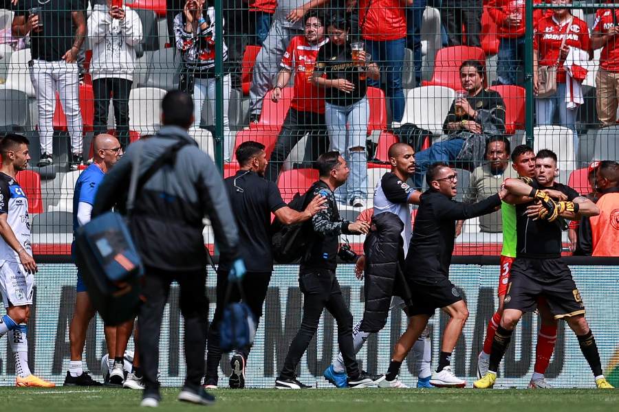 Ángel Sosa encaró a Tiago Volpi al final del partido