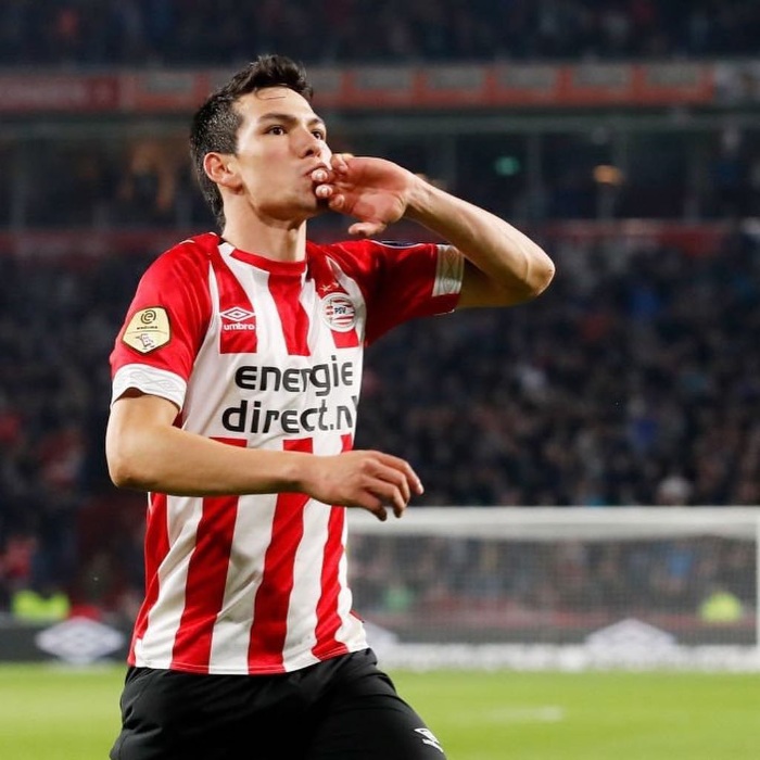 Lozano celebrando su gol con el PSV 