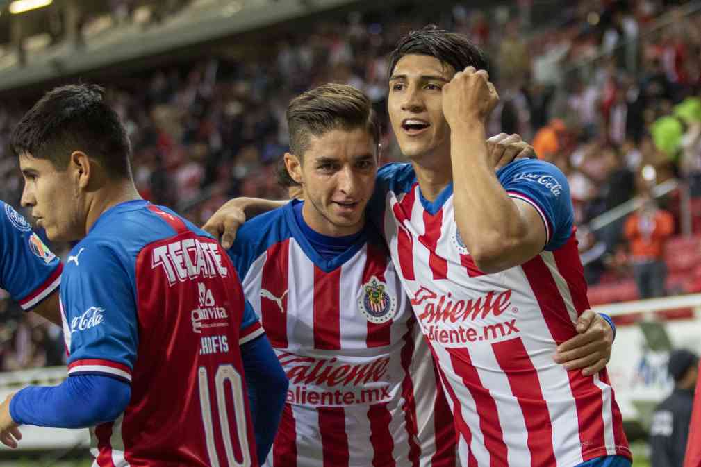 Alan Pulido con 'Conejito' Brizuela y 'Chofis' López en el Apertura 2019 