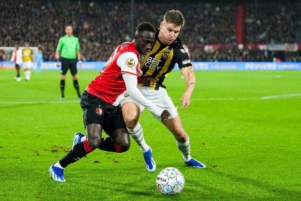 Feyenoord y Vitesse disputando el balón