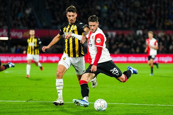 Santiago Giménez jugando con el Feyenoord