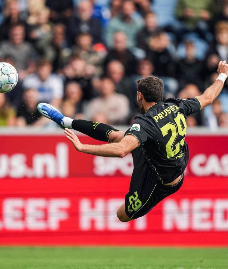 Santi Giménez es líder de goleo de la Eredivisie