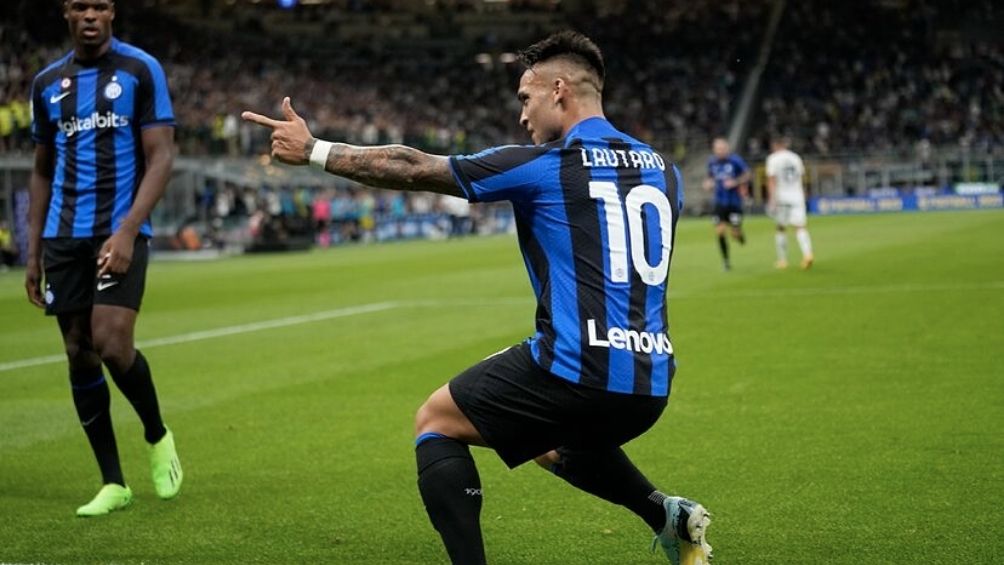 Lautaro Martínez anotando con el Inter de Milan