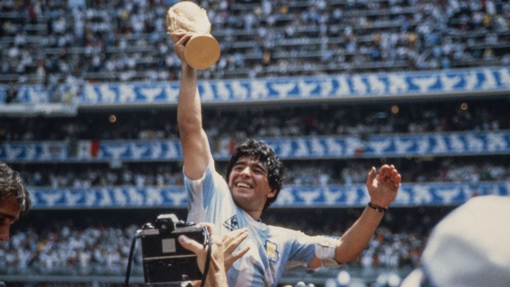 Diego Armando celebrando el Mundial en el Azteca