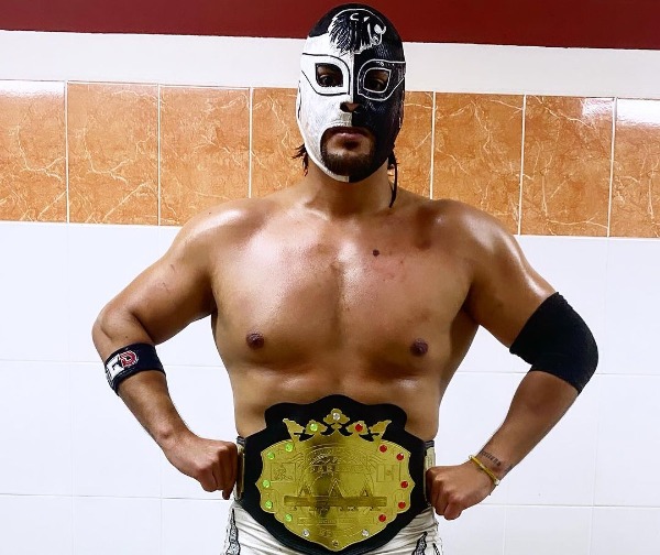 Sansón con el título de campeón de Parejas AAA
