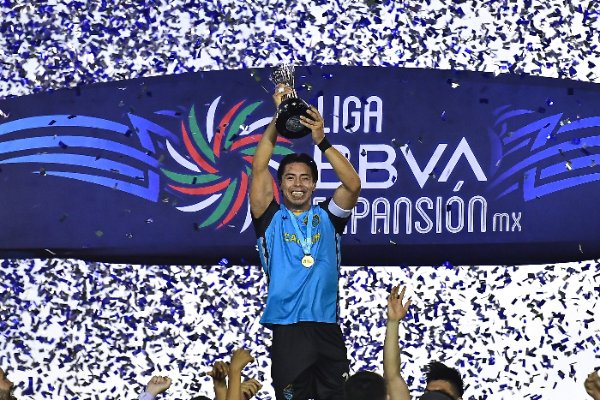 Benjamín Galindo (hijo) levanta el trofeo de la Liga de Expansión