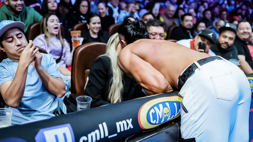 Andrade besando a Flair tras la lucha