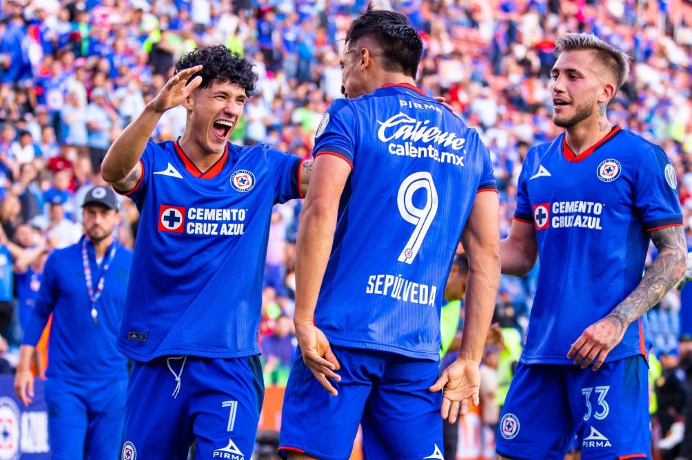 Jugadores de Cruz Azul celebran el gol de Sepúlveda