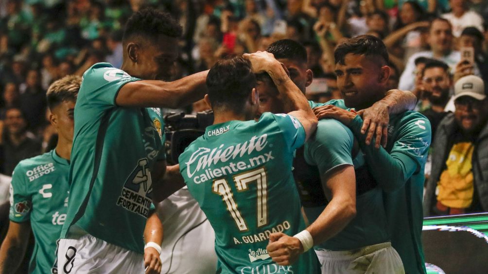 Guardado celebra un gol con León