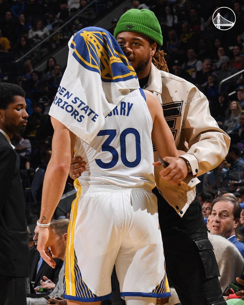 Curry y Chase Young en el Chase Center