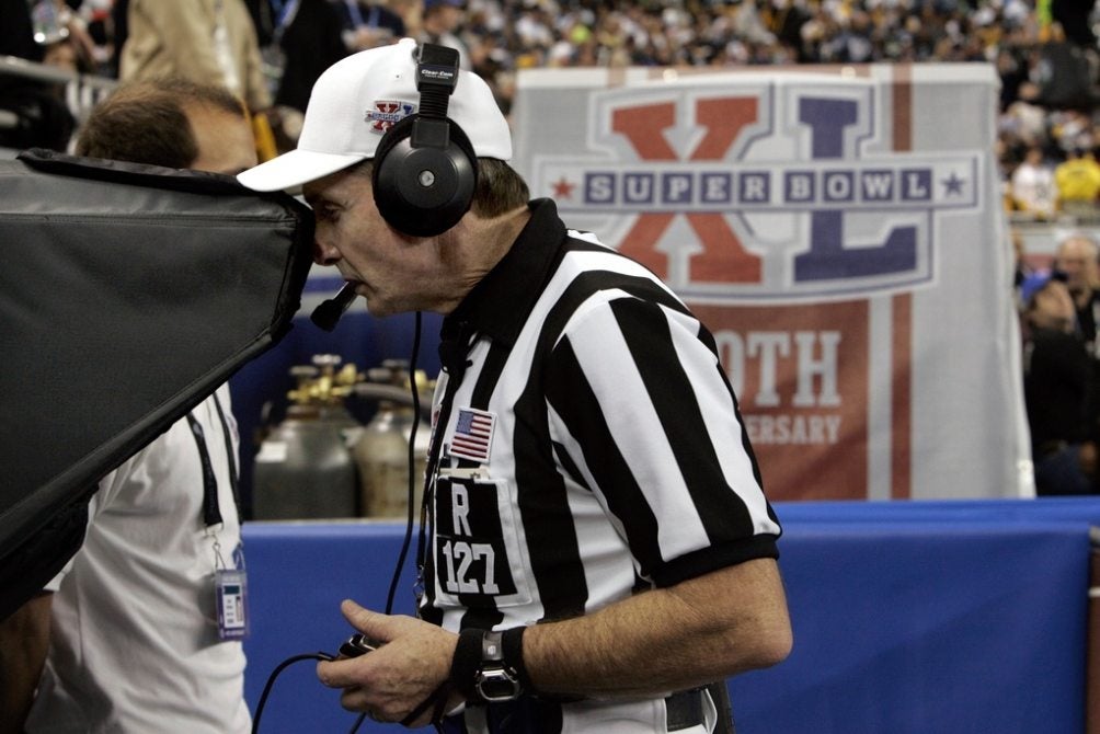 Bill Leavy revisa una jugada en el Super Bowl XL