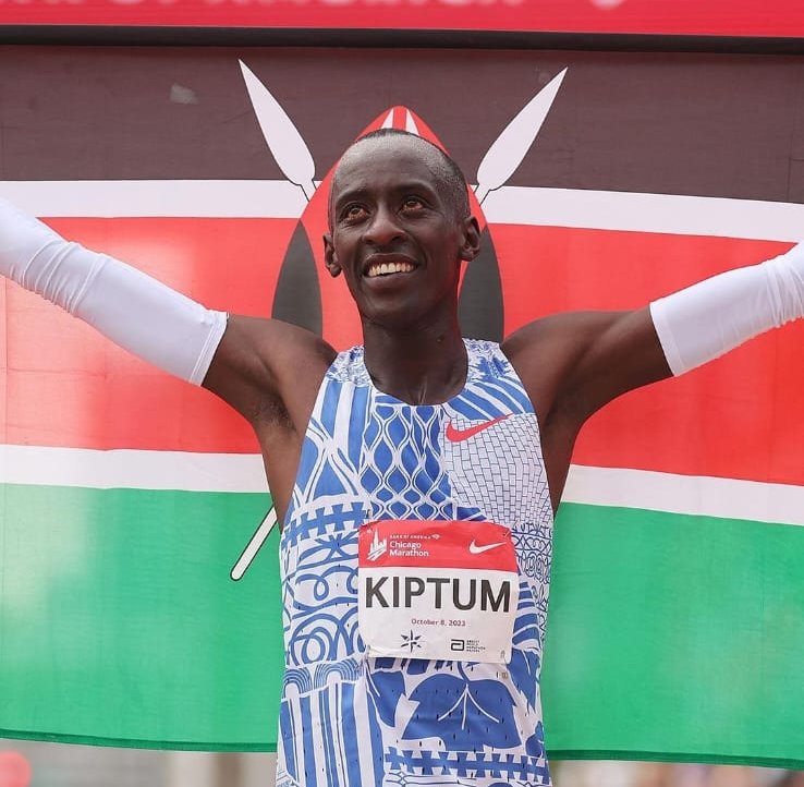Kiptum con la bandera de Kenia