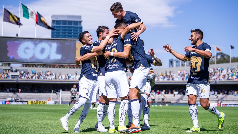 Pumas celebra uno de los goles ante Puebla 