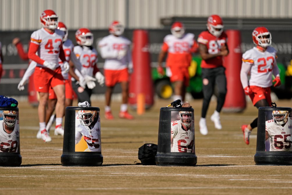 La defensiva de Chiefs en entrenamiento antes del Super Bowl