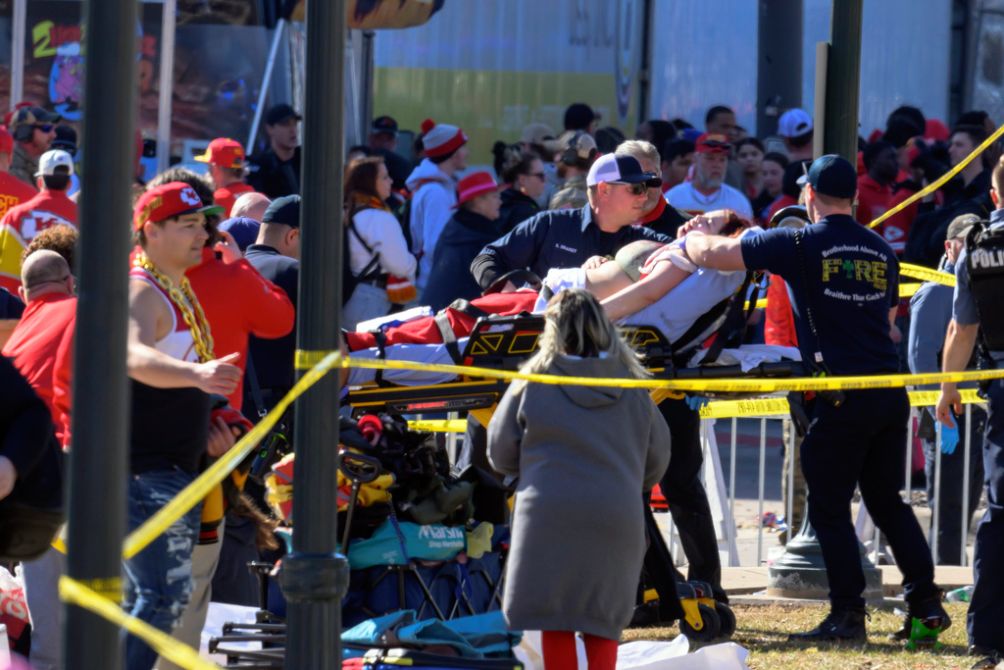 Paramédicos atienden a una mujer herida durante el tiroteo