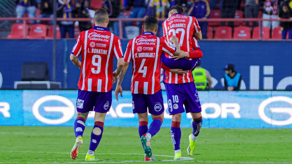El equipo de San Luis celebra uno de los tres goles del partido