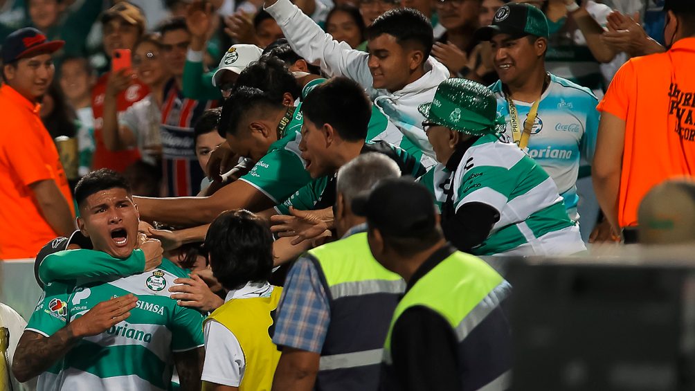 Santos celebrando el gol de la victoria