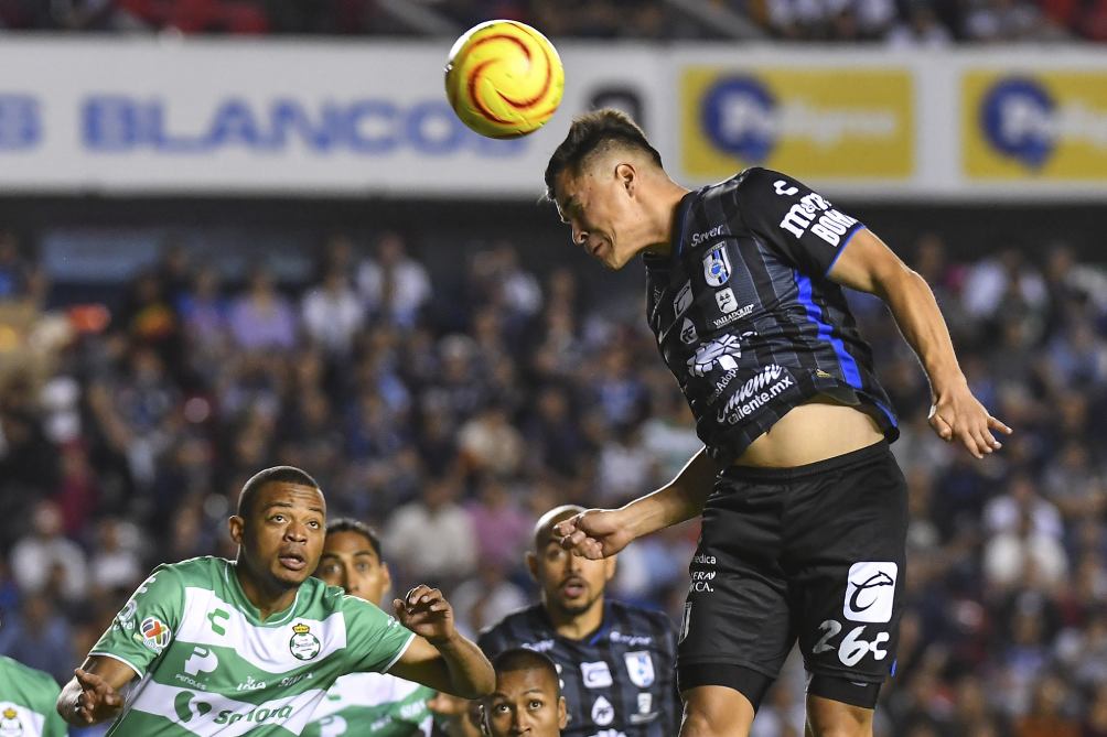 Ettson Ayon busca el gol contra Santos