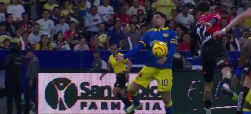 Valdés tocó el balón con la mano