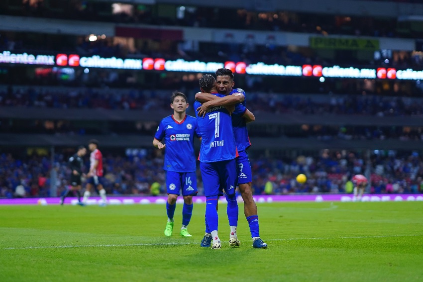 Uriel Antuna en celebración de gol con Cruz Azul