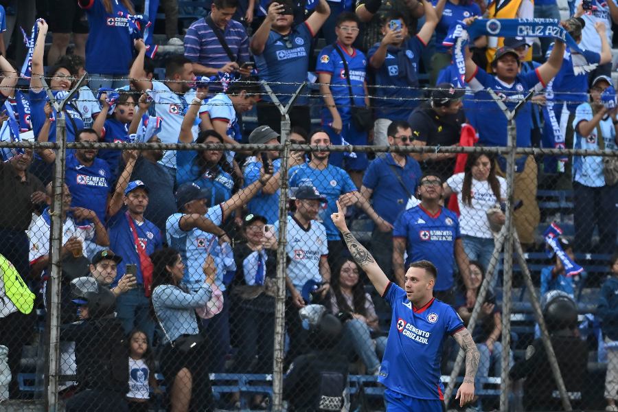 Rotondi festejando su gol en Estadio Ciudad de los Deportes