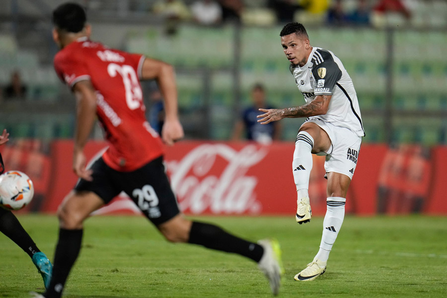 Paulinho dispara para su segundo gol ante Caracas