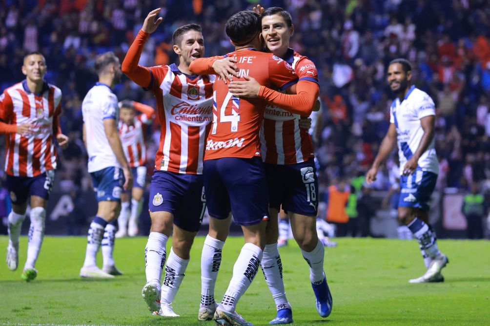 Jugadores de Chivas en festejo de gol ante Puebla