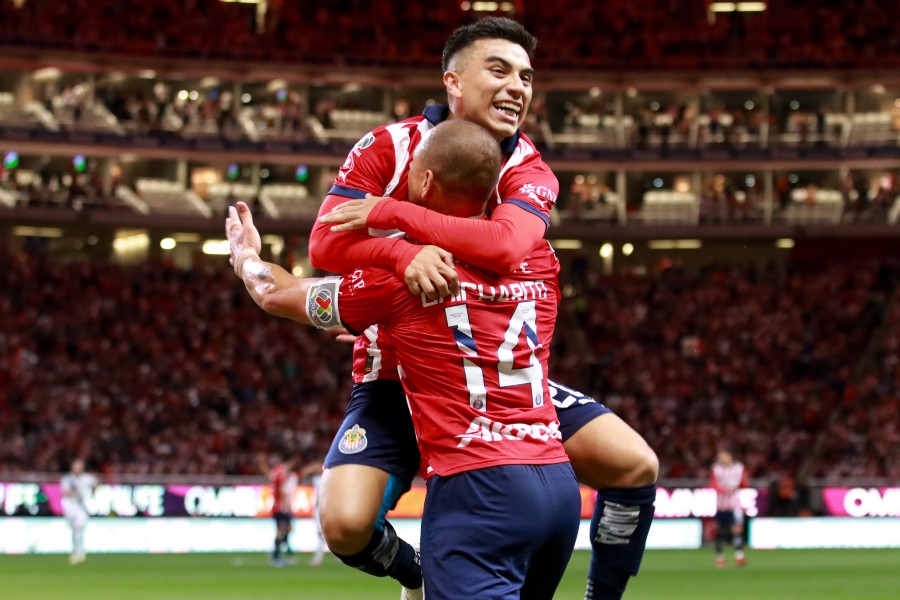 Javier Hernández festejando su gol