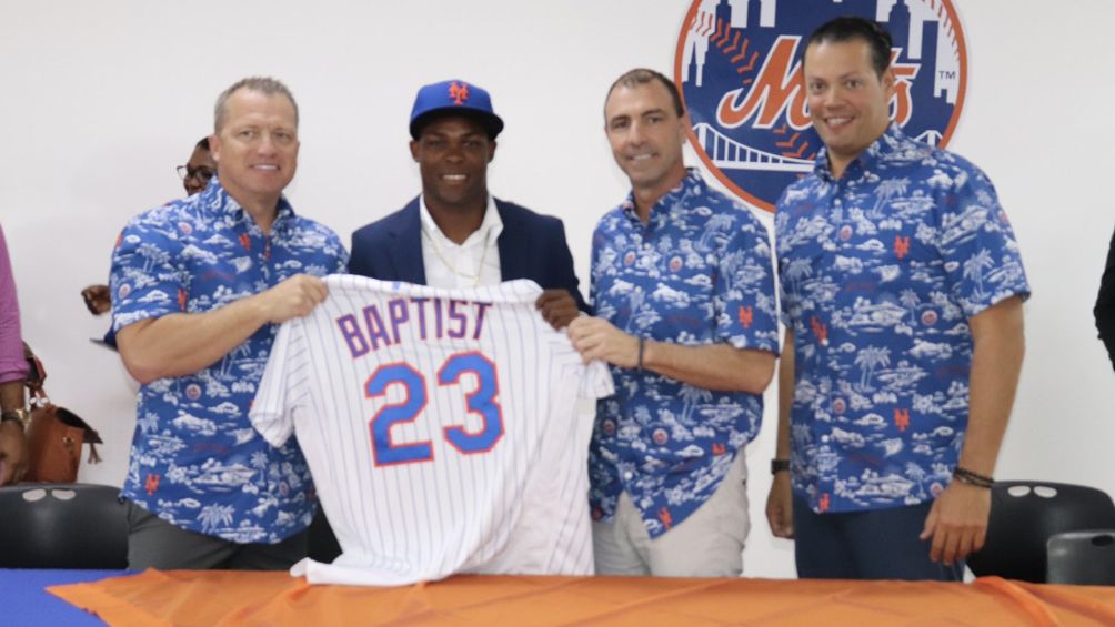 Baptist firmando su contrato con los Mets