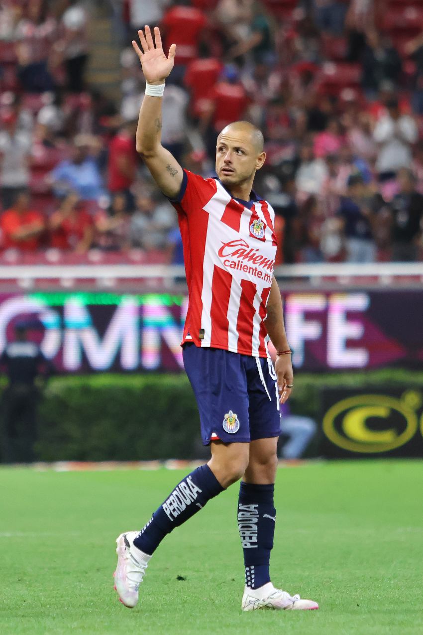 'Chicharito' celebrando su primer gol con Chivas