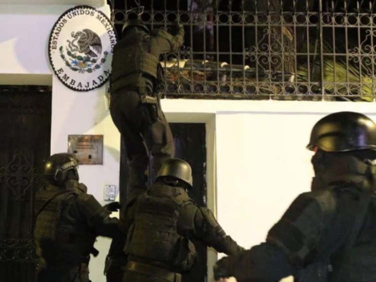 Entrada de la policía ecuatoriana a la Embajada de México en Quito.