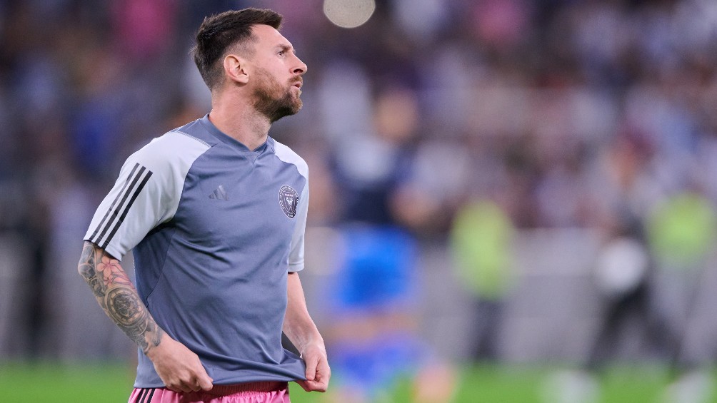 Lionel Messi calienta previo al partido