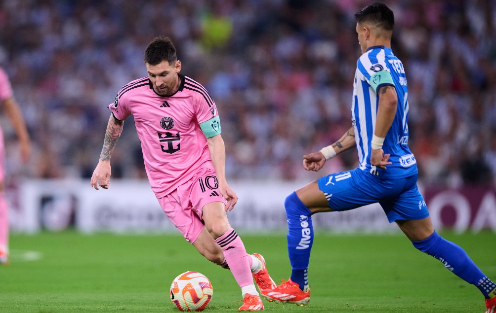 Lionel Messi disputa un balón