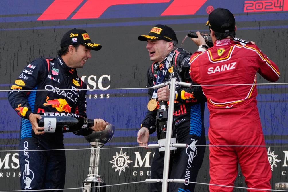 Checo Pérez con Verstappen y Sainz en el podio en Suzuka