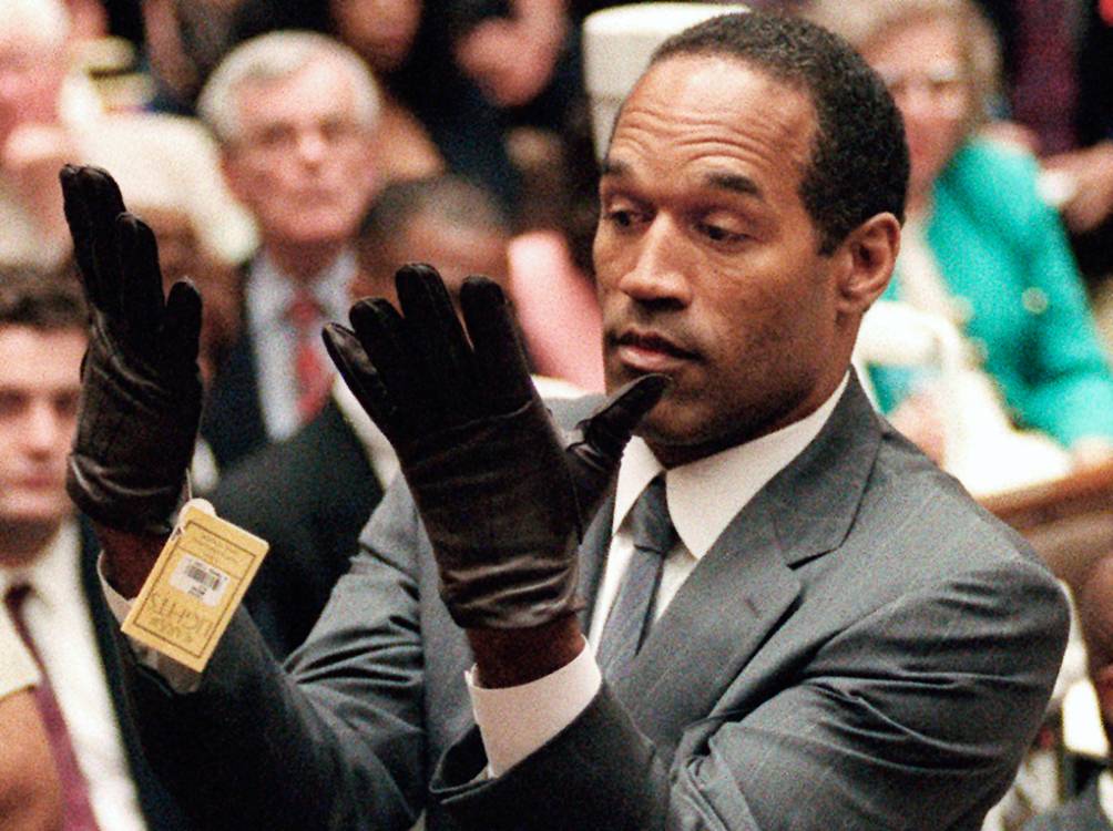 La icónica imagen de cuando O.J. Simpson se probó los guantes