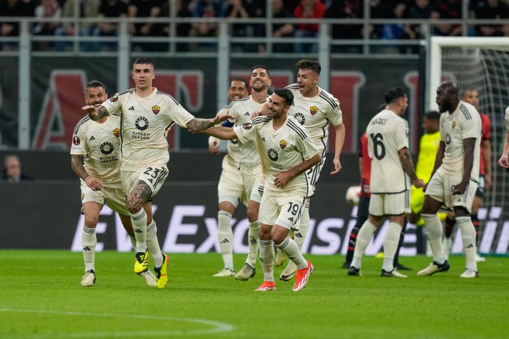 Jugadores de la Roma festejan el gol de Mancini