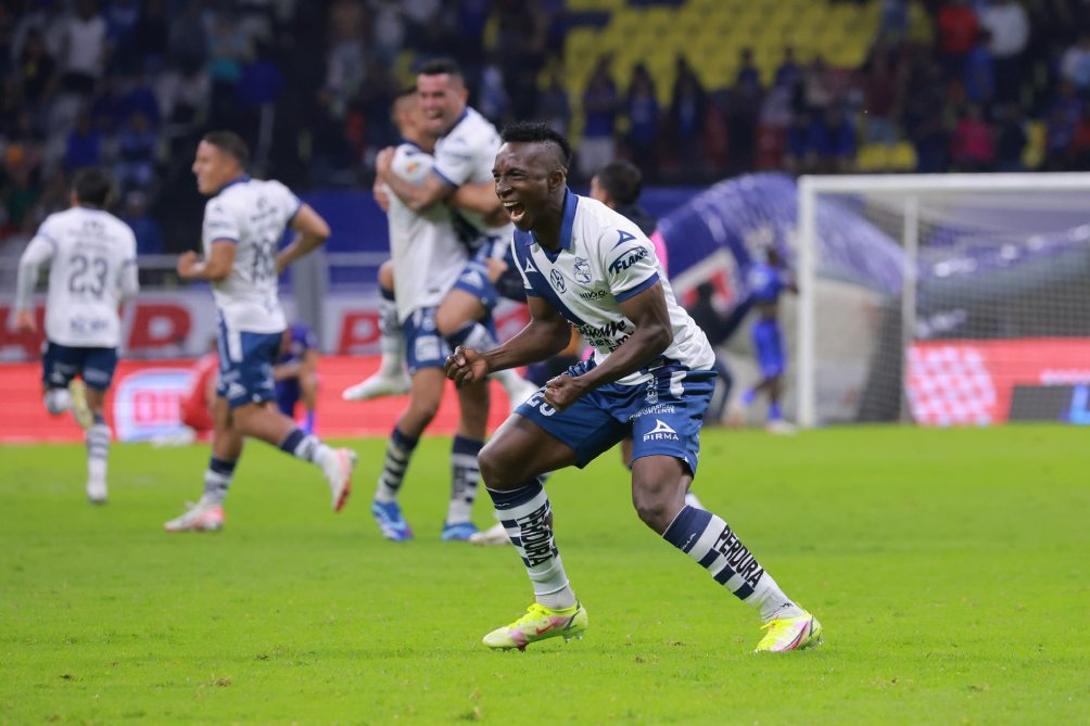 Jugadores de Puebla en celebración ante Cruz Azul en el Apertura 2023
