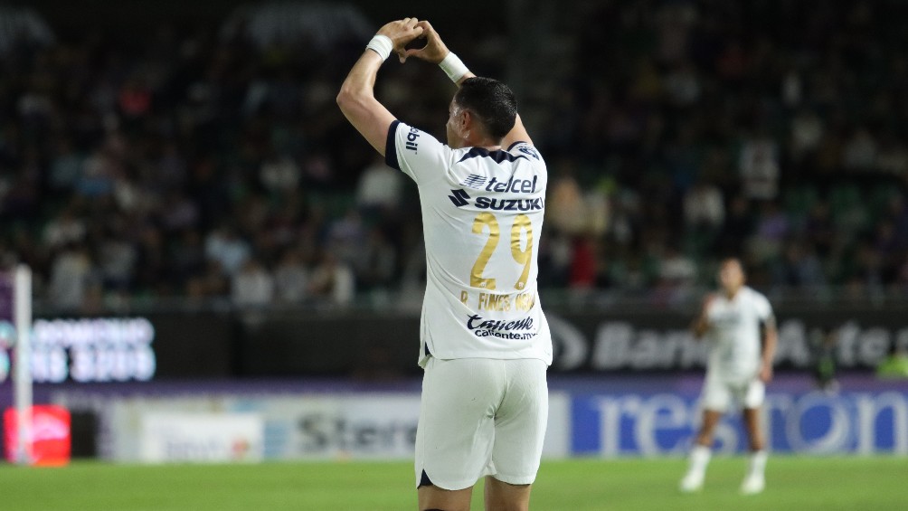 Rogelio Funes Mori celebra un gol con Pumas