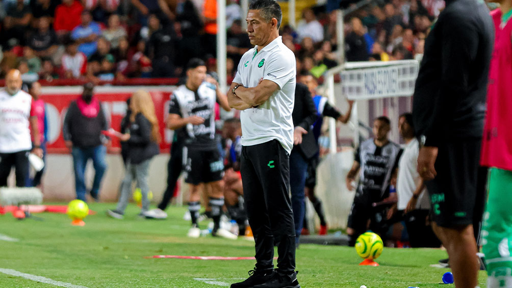 Ignacio Ambriz, técnico de Santos, observa el duelo ante Necaxa