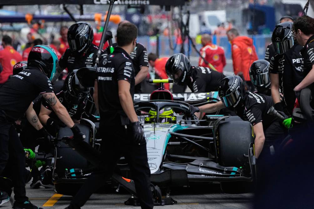Hamilton y Mercedes en la carrera en Suzuka