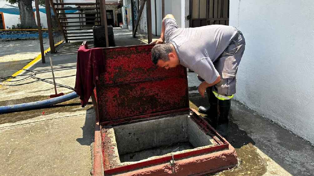 Vecinos de la alcaldía Benito Juárez aseguran que el líquido desprende un olor a gasolina. 