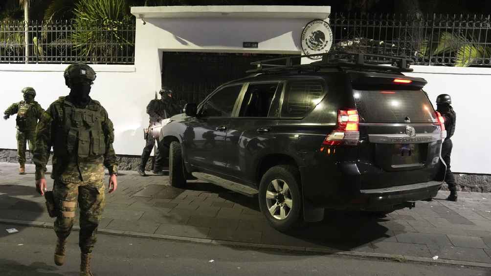 La Policía de Ecuador entró por la fuerza a la Embajada mexicana el pasado 5 de abril. 