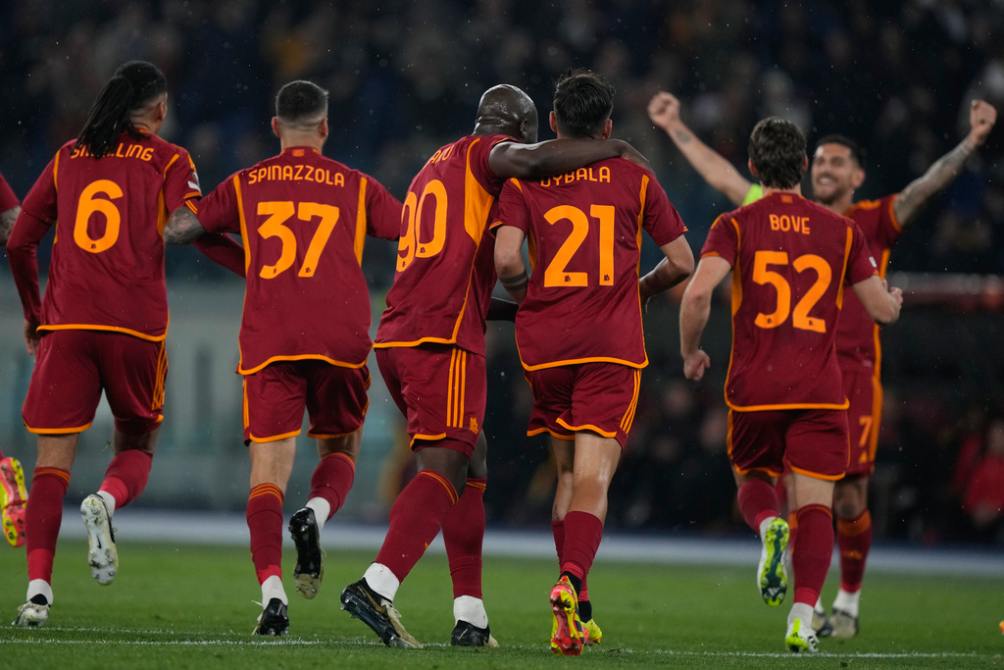Jugadores de Roma en celebración de gol